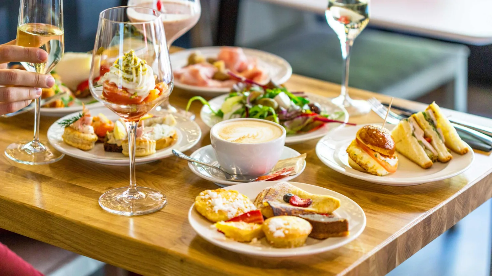 Table de brunch avec petits pains raffinés, café et bouchées au Het Witte Paard