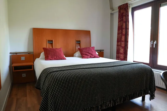 Parkkamer Double met tweepersoonsbed en bad