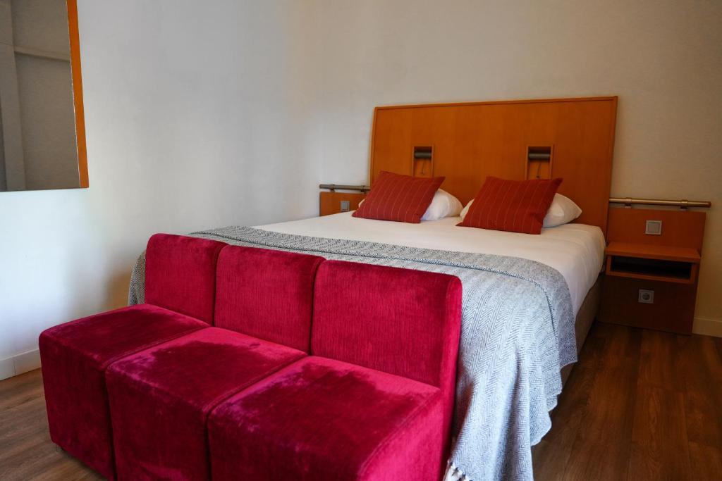 Ruime Parkkamer met tweepersoonsbed en bureau